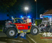 Tesla im Vollbrand. Flammen greifen über - Feuerwehr Bietigheim in einem massiven Löscheinsatz mit mehreren Rohren