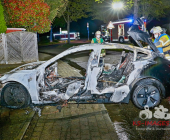 Tesla im Vollbrand. Flammen greifen über - Feuerwehr Bietigheim in einem massiven Löscheinsatz mit mehreren Rohren