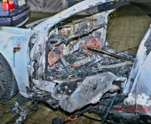 Tesla im Vollbrand. Flammen greifen über - Feuerwehr Bietigheim in einem massiven Löscheinsatz mit mehreren Rohren