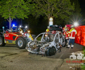 Tesla im Vollbrand. Flammen greifen über - Feuerwehr Bietigheim in einem massiven Löscheinsatz mit mehreren Rohren
