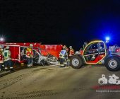 Tesla im Vollbrand. Flammen greifen über - Feuerwehr Bietigheim in einem massiven Löscheinsatz mit mehreren Rohren