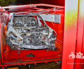 Tesla im Vollbrand. Flammen greifen über - Feuerwehr Bietigheim in einem massiven Löscheinsatz mit mehreren Rohren