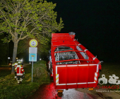 Tesla im Vollbrand. Flammen greifen über - Feuerwehr Bietigheim in einem massiven Löscheinsatz mit mehreren Rohren