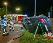 Betrunken und Sekundenschlaf - Fahrer schanzt über Kreisverkehr, überschlägt sich und kracht gegen eine Laterne