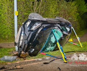 Betrunken und Sekundenschlaf - Fahrer schanzt über Kreisverkehr, überschlägt sich und kracht gegen eine Laterne