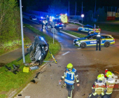 Betrunken und Sekundenschlaf - Fahrer schanzt über Kreisverkehr, überschlägt sich und kracht gegen eine Laterne