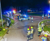 Betrunken und Sekundenschlaf - Fahrer schanzt über Kreisverkehr, überschlägt sich und kracht gegen eine Laterne