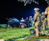 -UPDATE PM DER POLIZEI- Schwerer Unfall mit eingeklemmter Person - PKW gegen Baum - Remseck Bauernhof Sonnenhof