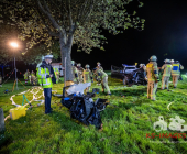 -UPDATE PM DER POLIZEI- Schwerer Unfall mit eingeklemmter Person - PKW gegen Baum - Remseck Bauernhof Sonnenhof