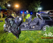 -UPDATE PM DER POLIZEI- Schwerer Unfall mit eingeklemmter Person - PKW gegen Baum - Remseck Bauernhof Sonnenhof