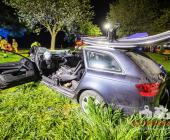 -UPDATE PM DER POLIZEI- Schwerer Unfall mit eingeklemmter Person - PKW gegen Baum - Remseck Bauernhof Sonnenhof