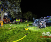 -UPDATE PM DER POLIZEI- Schwerer Unfall mit eingeklemmter Person - PKW gegen Baum - Remseck Bauernhof Sonnenhof