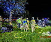 -UPDATE PM DER POLIZEI- Schwerer Unfall mit eingeklemmter Person - PKW gegen Baum - Remseck Bauernhof Sonnenhof