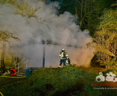 Schöckinger Waldgrillhütte Eulenberg in der Nacht komplett abgebrannt – Feuerwehr Ditzingen in einem massiven Löscheinsatz trotz Wasserknappheit im Wald