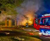 Schöckinger Waldgrillhütte Eulenberg in der Nacht komplett abgebrannt – Feuerwehr Ditzingen in einem massiven Löscheinsatz trotz Wasserknappheit im Wald