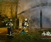 Schöckinger Waldgrillhütte Eulenberg in der Nacht komplett abgebrannt – Feuerwehr Ditzingen in einem massiven Löscheinsatz trotz Wasserknappheit im Wald