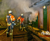 Schöckinger Waldgrillhütte Eulenberg in der Nacht komplett abgebrannt – Feuerwehr Ditzingen in einem massiven Löscheinsatz trotz Wasserknappheit im Wald