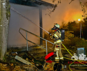 Schöckinger Waldgrillhütte Eulenberg in der Nacht komplett abgebrannt – Feuerwehr Ditzingen in einem massiven Löscheinsatz trotz Wasserknappheit im Wald