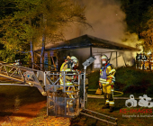 Schöckinger Waldgrillhütte Eulenberg in der Nacht komplett abgebrannt – Feuerwehr Ditzingen in einem massiven Löscheinsatz trotz Wasserknappheit im Wald