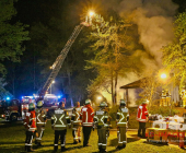 Schöckinger Waldgrillhütte Eulenberg in der Nacht komplett abgebrannt – Feuerwehr Ditzingen in einem massiven Löscheinsatz trotz Wasserknappheit im Wald