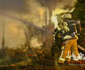 Schöckinger Waldgrillhütte Eulenberg in der Nacht komplett abgebrannt – Feuerwehr Ditzingen in einem massiven Löscheinsatz trotz Wasserknappheit im Wald