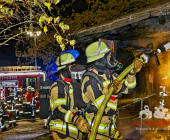 Schöckinger Waldgrillhütte Eulenberg in der Nacht komplett abgebrannt – Feuerwehr Ditzingen in einem massiven Löscheinsatz trotz Wasserknappheit im Wald