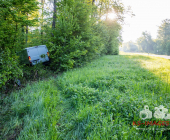 Verkehrsunfall im Begegnungsverkehr – Beide Fahrzeuge landen im Wald – Hund von Polizei im Wald eingefangen auf die Dienstelle verbracht