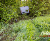 Verkehrsunfall im Begegnungsverkehr – Beide Fahrzeuge landen im Wald – Hund von Polizei im Wald eingefangen auf die Dienstelle verbracht