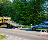 Verkehrsunfall im Begegnungsverkehr – Beide Fahrzeuge landen im Wald – Hund von Polizei im Wald eingefangen auf die Dienstelle verbracht