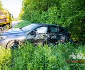 Verkehrsunfall im Begegnungsverkehr – Beide Fahrzeuge landen im Wald – Hund von Polizei im Wald eingefangen auf die Dienstelle verbracht