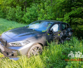 Verkehrsunfall im Begegnungsverkehr – Beide Fahrzeuge landen im Wald – Hund von Polizei im Wald eingefangen auf die Dienstelle verbracht