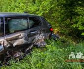 Verkehrsunfall im Begegnungsverkehr – Beide Fahrzeuge landen im Wald – Hund von Polizei im Wald eingefangen auf die Dienstelle verbracht