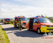 Bei der Weinlese mit einem Weinbergtraktor verunglückt – Feuerwehr muss unter dem Traktor eingeklemmten mit schwerem hydraulischem Rettungsgerät befreien - Rettungshubschrauber transportiert Verletzten in die Klinik