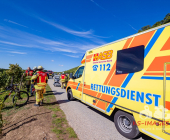 Bei der Weinlese mit einem Weinbergtraktor verunglückt – Feuerwehr muss unter dem Traktor eingeklemmten mit schwerem hydraulischem Rettungsgerät befreien - Rettungshubschrauber transportiert Verletzten in die Klinik