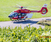 Bei der Weinlese mit einem Weinbergtraktor verunglückt – Feuerwehr muss unter dem Traktor eingeklemmten mit schwerem hydraulischem Rettungsgerät befreien - Rettungshubschrauber transportiert Verletzten in die Klinik