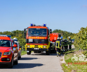 Bei der Weinlese mit einem Weinbergtraktor verunglückt – Feuerwehr muss unter dem Traktor eingeklemmten mit schwerem hydraulischem Rettungsgerät befreien - Rettungshubschrauber transportiert Verletzten in die Klinik