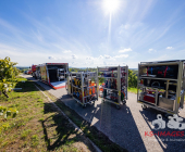 Bei der Weinlese mit einem Weinbergtraktor verunglückt – Feuerwehr muss unter dem Traktor eingeklemmten mit schwerem hydraulischem Rettungsgerät befreien - Rettungshubschrauber transportiert Verletzten in die Klinik