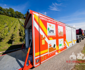 Bei der Weinlese mit einem Weinbergtraktor verunglückt – Feuerwehr muss unter dem Traktor eingeklemmten mit schwerem hydraulischem Rettungsgerät befreien - Rettungshubschrauber transportiert Verletzten in die Klinik