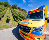 Bei der Weinlese mit einem Weinbergtraktor verunglückt – Feuerwehr muss unter dem Traktor eingeklemmten mit schwerem hydraulischem Rettungsgerät befreien - Rettungshubschrauber transportiert Verletzten in die Klinik