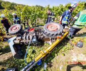 Bei der Weinlese mit einem Weinbergtraktor verunglückt – Feuerwehr muss unter dem Traktor eingeklemmten mit schwerem hydraulischem Rettungsgerät befreien - Rettungshubschrauber transportiert Verletzten in die Klinik