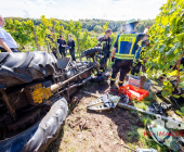 Bei der Weinlese mit einem Weinbergtraktor verunglückt – Feuerwehr muss unter dem Traktor eingeklemmten mit schwerem hydraulischem Rettungsgerät befreien - Rettungshubschrauber transportiert Verletzten in die Klinik