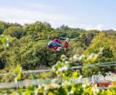 Bei der Weinlese mit einem Weinbergtraktor verunglückt – Feuerwehr muss unter dem Traktor eingeklemmten mit schwerem hydraulischem Rettungsgerät befreien - Rettungshubschrauber transportiert Verletzten in die Klinik