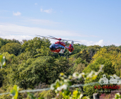 Bei der Weinlese mit einem Weinbergtraktor verunglückt – Feuerwehr muss unter dem Traktor eingeklemmten mit schwerem hydraulischem Rettungsgerät befreien - Rettungshubschrauber transportiert Verletzten in die Klinik