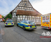 Traktor brennt vollständig im Unterstand aus - Mehrere örtliche Feuerwehren im Löscheinsatz