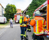 Traktor brennt vollständig im Unterstand aus - Mehrere örtliche Feuerwehren im Löscheinsatz