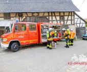 Traktor brennt vollständig im Unterstand aus - Mehrere örtliche Feuerwehren im Löscheinsatz