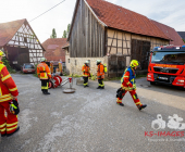 Traktor brennt vollständig im Unterstand aus - Mehrere örtliche Feuerwehren im Löscheinsatz