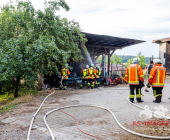 Traktor brennt vollständig im Unterstand aus - Mehrere örtliche Feuerwehren im Löscheinsatz
