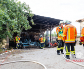 Traktor brennt vollständig im Unterstand aus - Mehrere örtliche Feuerwehren im Löscheinsatz