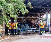 Traktor brennt vollständig im Unterstand aus - Mehrere örtliche Feuerwehren im Löscheinsatz